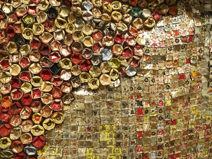 El Anatsui, "Gli (Wall)," (detail), 2010. Aluminum and copper wire, installation at the Brooklyn Museum, dimensions variable. Courtesy of the artist and Jack Shainman Gallery, New York. 