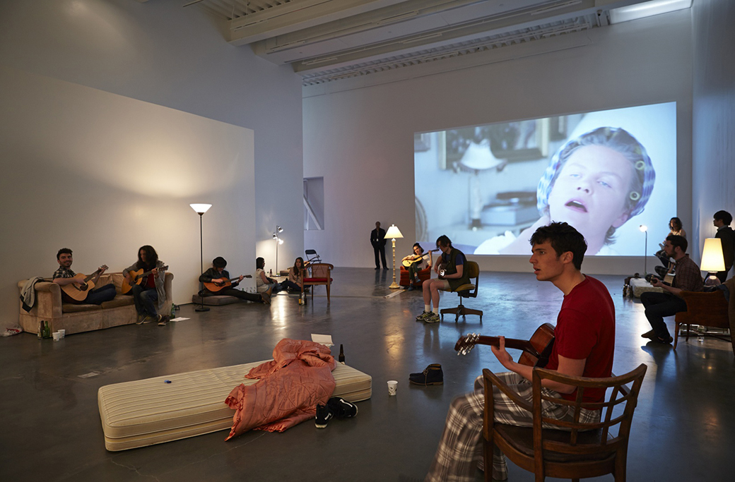 Ragnar Kjartansson. "Me, My Mother, My Father, and I" (exhibition view), 2014. Courtesy the New Museum. 