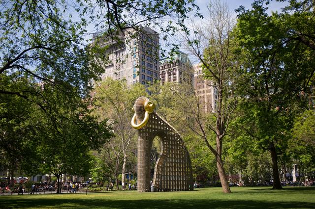 Martin Puryear. Big Bling in Madison Square Park, 2016. Photo by Scott Lynch/Gothamist.