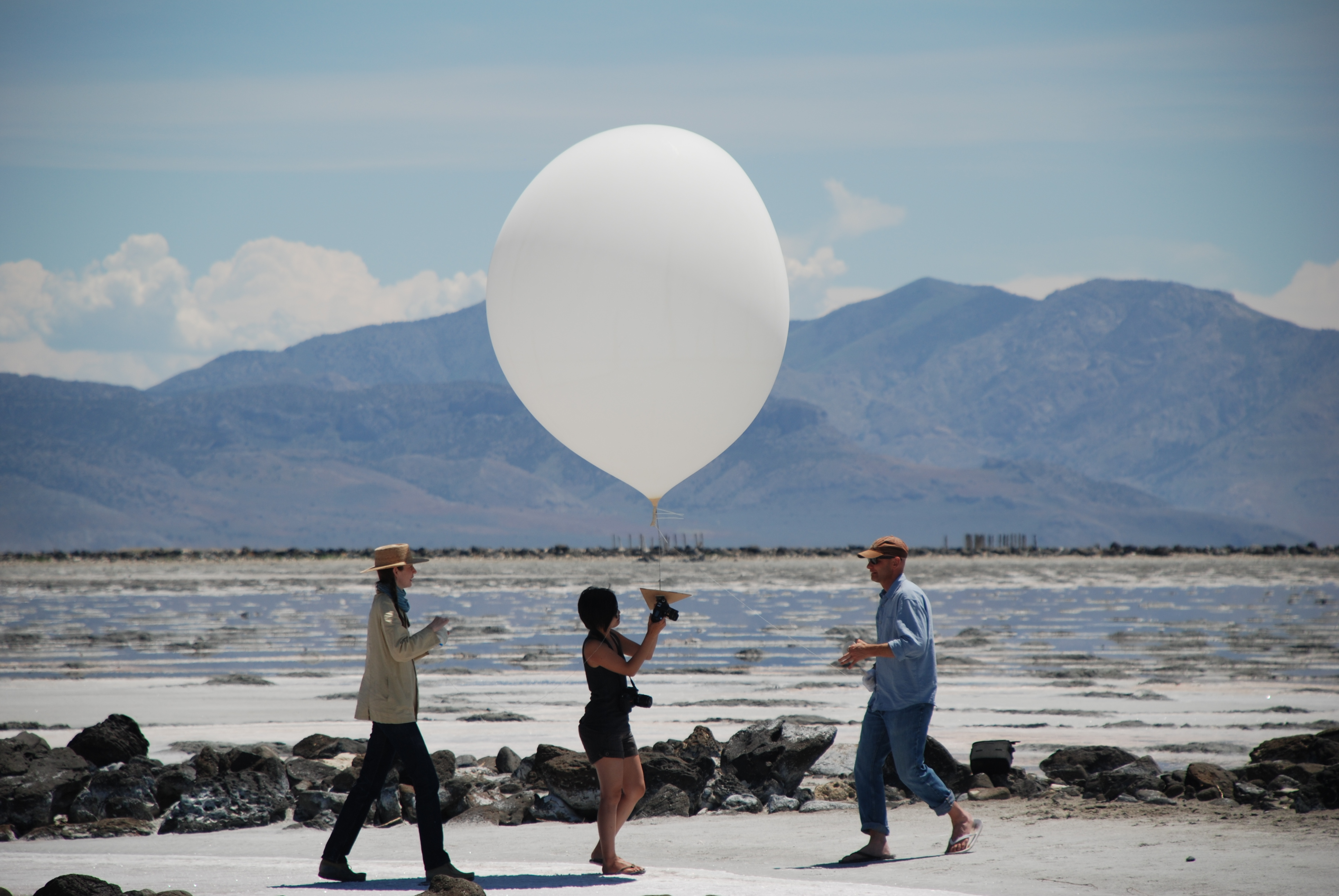 image-1-francesca-esmay-aura-tang-and-rand-eppich-prepare-to-lauch-a-tethered-helium-balloon-with-digital-camera-attached-photo-by-katie-stone-sonnenborn2