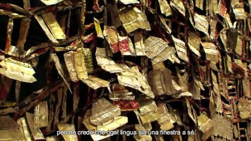 Production still from the "Exclusive" episode, "El Anatsui: Languages & Symbols," with Italian subtitles provided by Art21 Translation Team member, Isabella Martini.