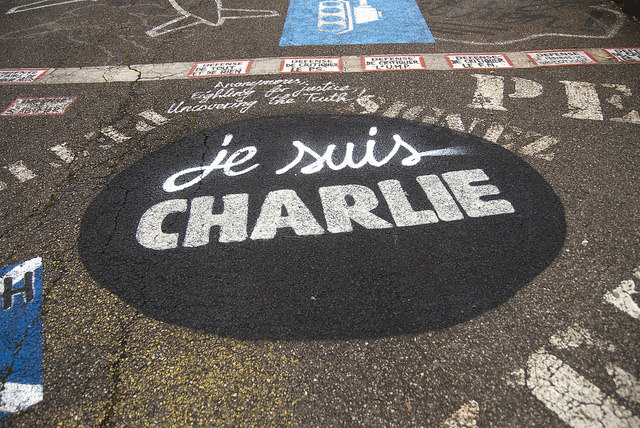 A Paris street homage to victims of the Charlie HEbdo killings of January X, 2015. Photo:  Thierry Ehrmann, Flickr, used under Creative Commons license 