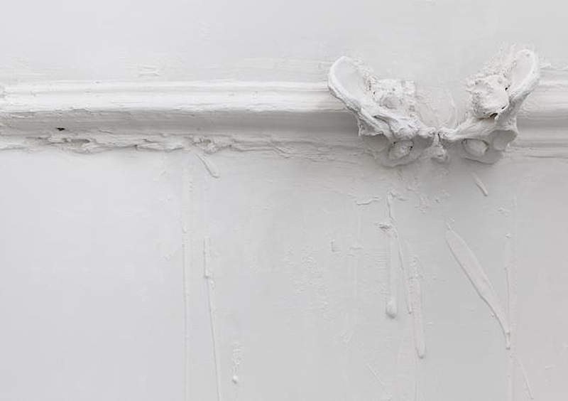 Janine Antoni. Crowned, 2013. Plaster molding with plaster pelvic bones; dimensions variable, site-transferrable installation. Edition of 5, with 1AP. Courtesy the artist and Anthony Meier Fine Arts.
